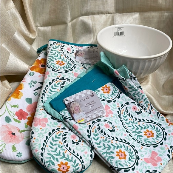 Dolly Parton Other - Paisley Dolly Pardon Oven Mitt Set with Lenox Mixing Bowl and Matching Apron